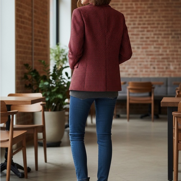 Blazer crimson/noir textured. Balances tailored structure with modern. - Picture 2 of 5